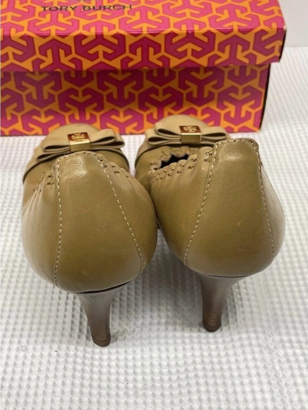 Tory Burch Romy Size 7 Tan Leather Round-Toe Heels with Bow and Logo Plaque